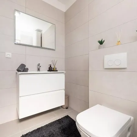 Birgir In Apartment Sukosan